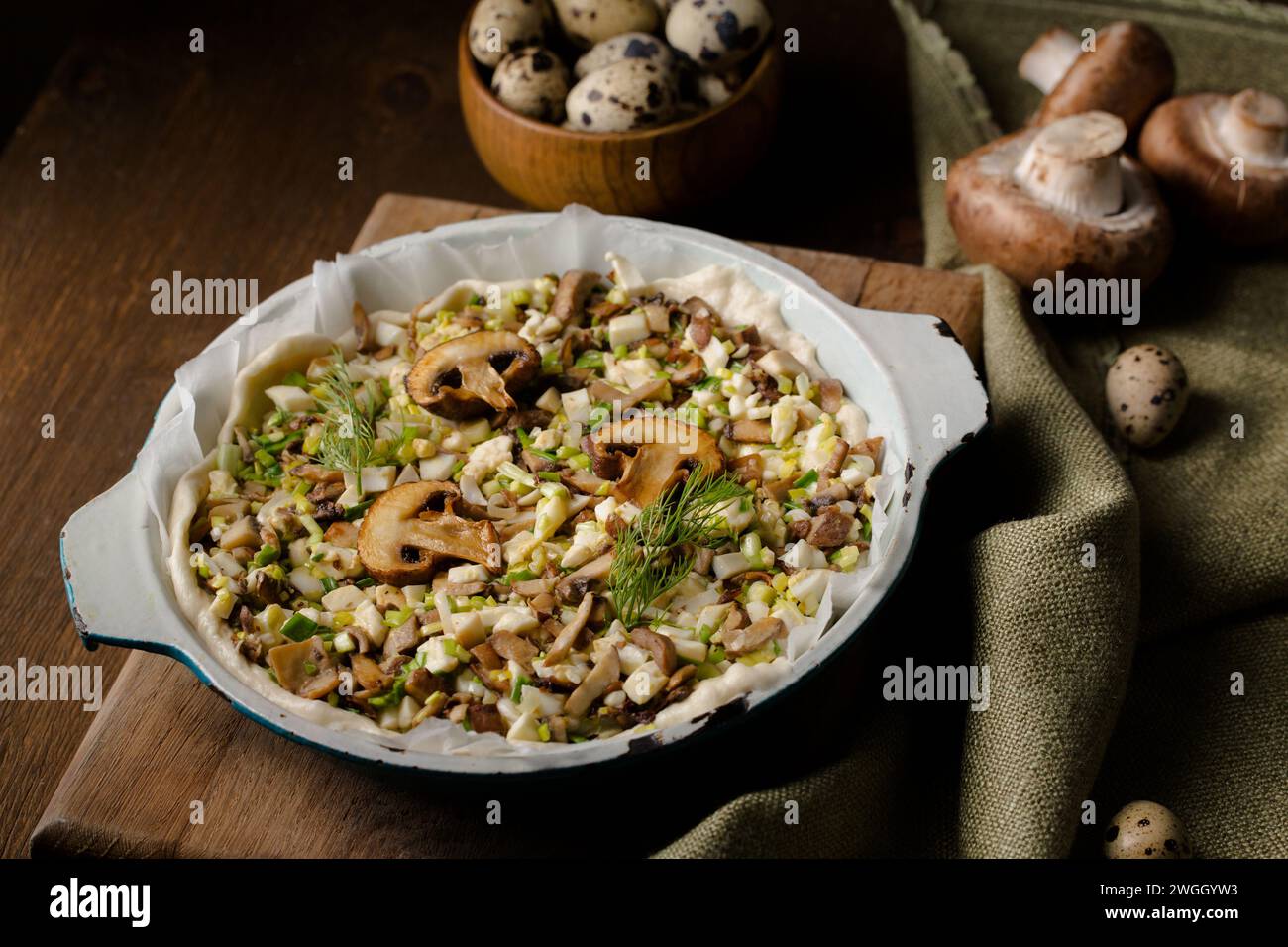 Tarte aux champignons et aux œufs de caille Banque D'Images