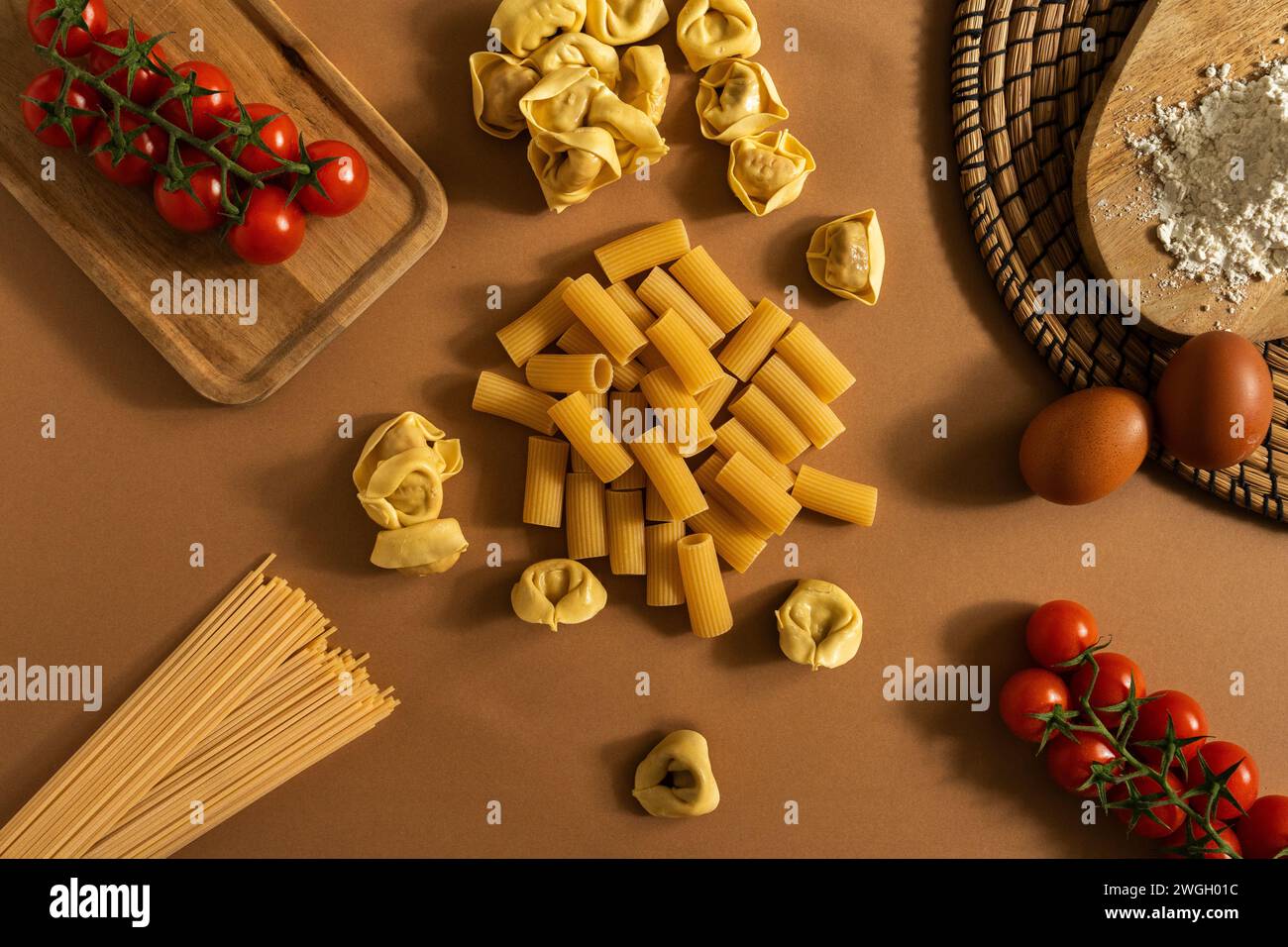 pâtes sèches et ingrédients des pâtes tomates farine de cerise oeufs Banque D'Images