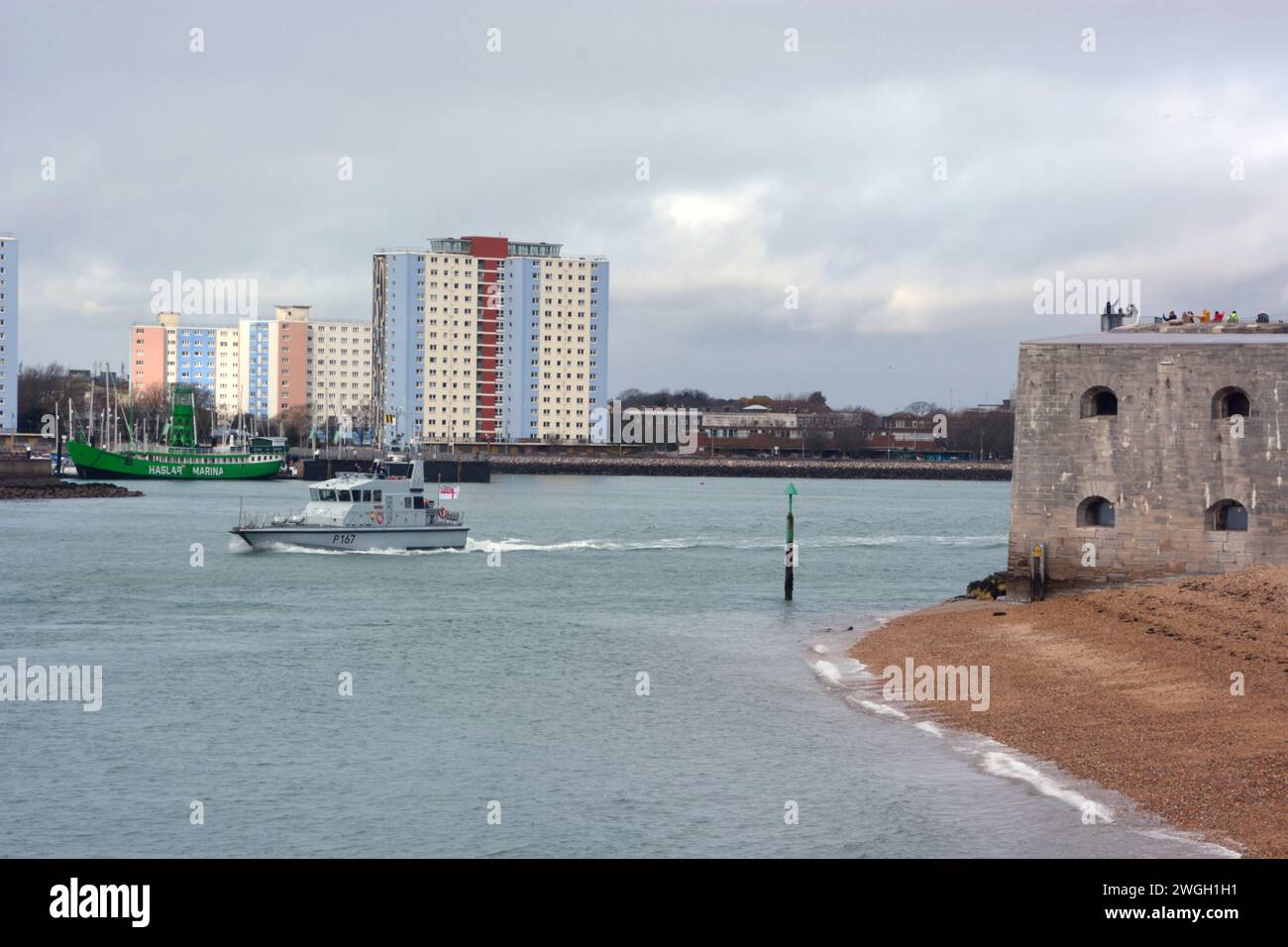 Navire de patrouille de classe Archer, le HMS exploite les voiles de Portsmouth avant de naviguer pour participer à un grand exercice de l'OTAN au large de la Norvège. Date de la photo : lundi 5 février 2024. Banque D'Images