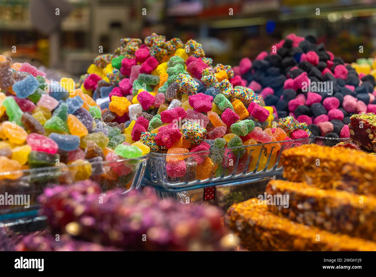 Gros plan d'un mélange multicolore de bonbons à base de marmelade turque. Vases colorés avec des bonbons dans la pâtisserie. Istanbul, Turquie Banque D'Images