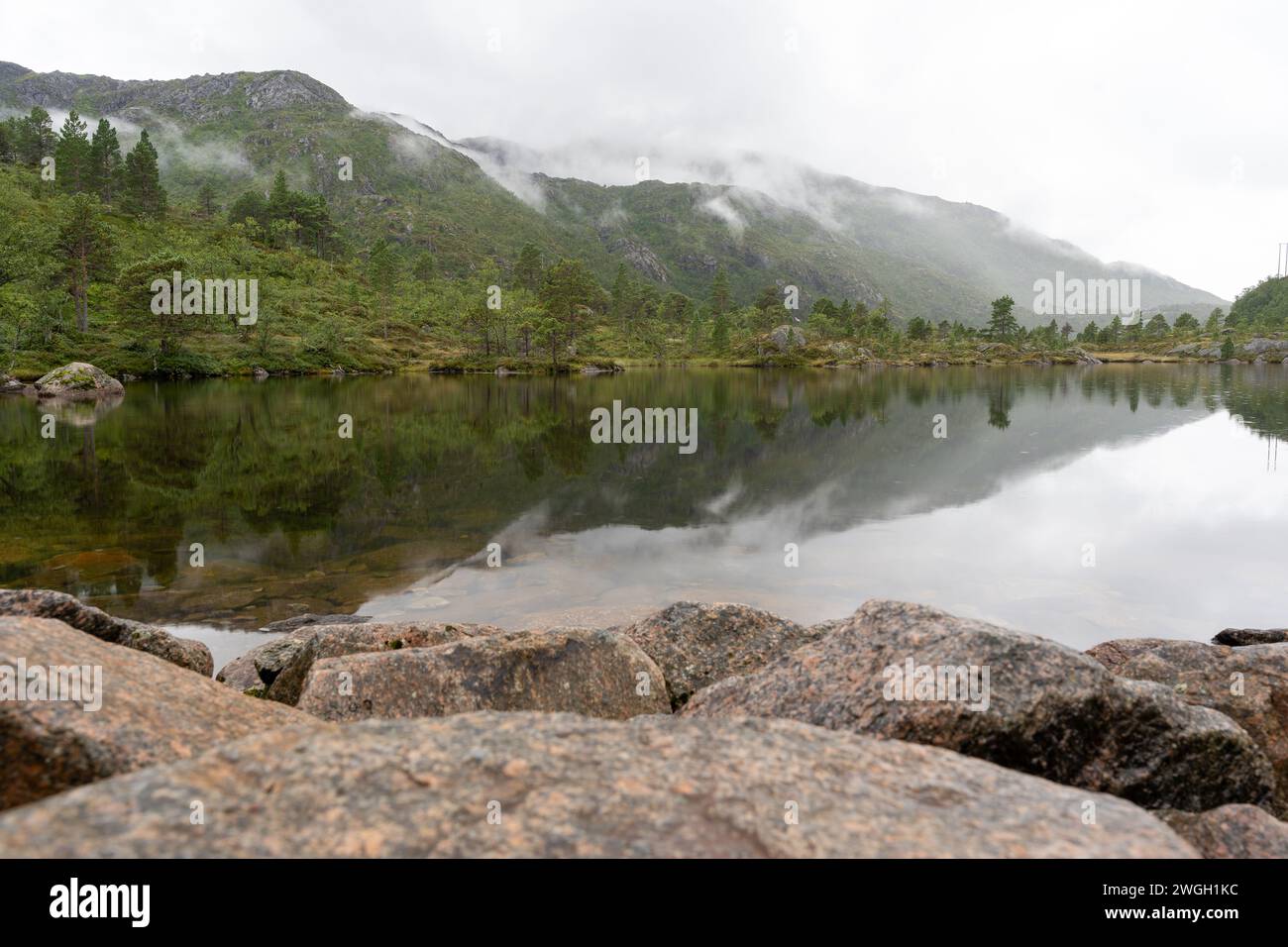 Un lac pittoresque avec une côte accidentée et des montagnes majestueuses, Norvège Banque D'Images