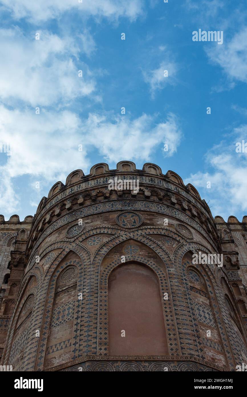 Palerme, Sicile, 2016. Prise de vue en angle bas de l'une des tours crénelées de la cathédrale de l'Assomption de la Vierge Marie de Palerme (verticale) Banque D'Images