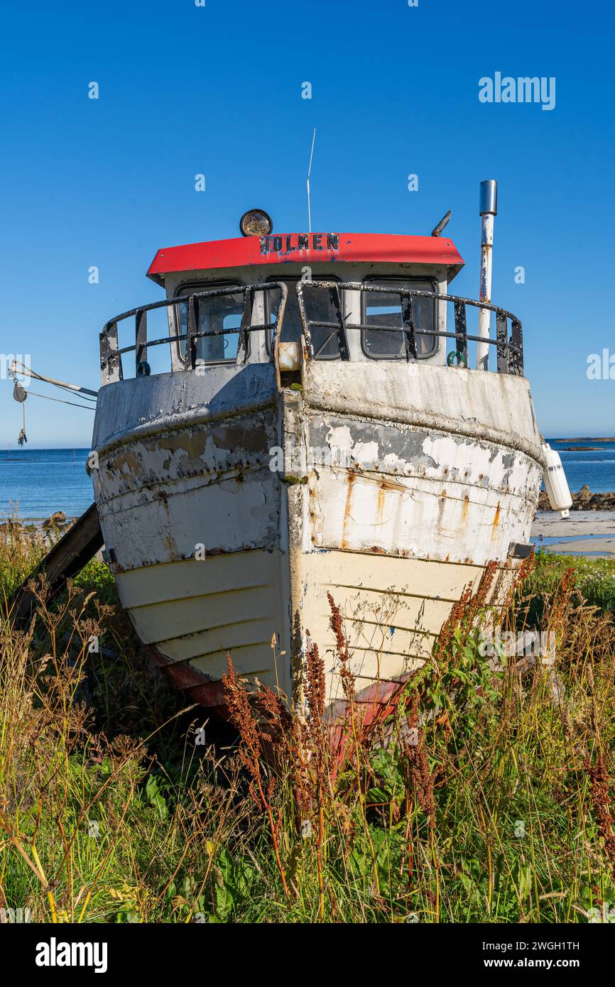 Bateau rouillé abandonné sur l'herbe près du rivage Banque D'Images