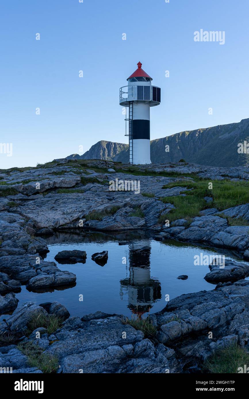 Phare au sommet d'une colline rocheuse surplombant l'océan Banque D'Images