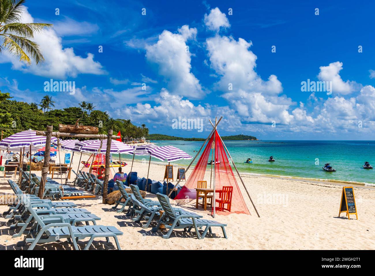 Chaises longues, façade de l'hôtel, plage de Chaweng, Ko Samui, Thaïlande Banque D'Images