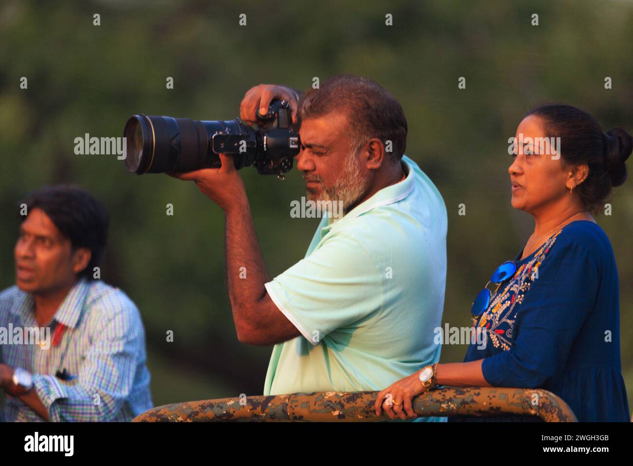 Photographe animalier indien qui prend la photo de l'argent INDE des images PASSIONNANTES montrent un tigre du Bengale marchant devant une jeep pleine de photogra de la faune Banque D'Images