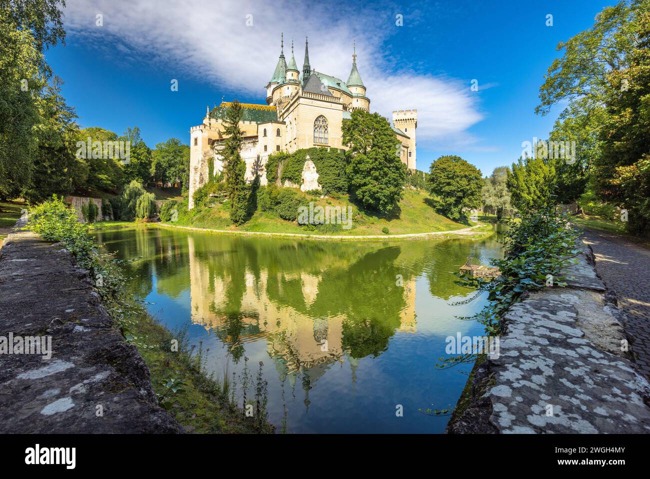 Château de Bojnice, un château médiéval dans la ville de Bojnice, Slovaquie, Europe. Banque D'Images