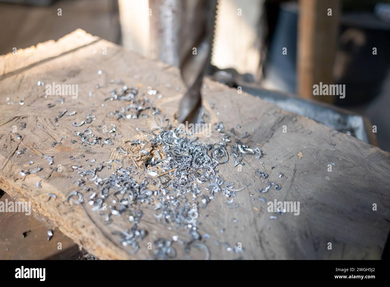 percer des copeaux de métal sur la table de travail en bois Banque D'Images