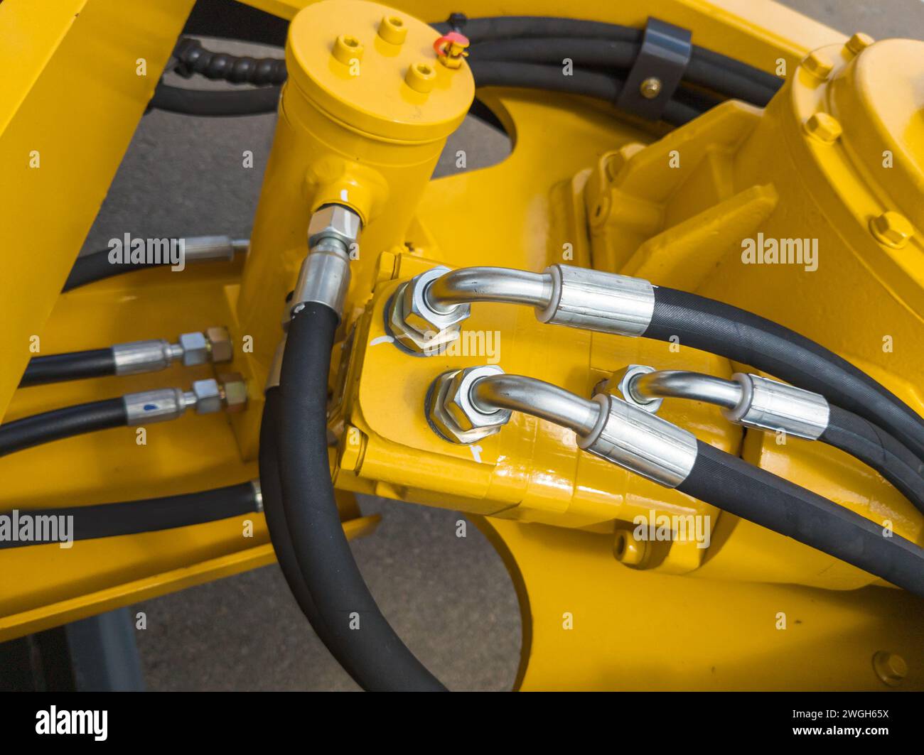de nombreux flexibles hydrauliques sur une machine Banque D'Images