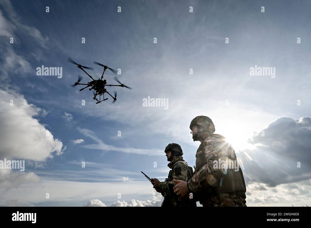 ZAPORIZHZHIA, UKRAINE - 2 FÉVRIER 2024 - les serviteurs du Vykhor. Le peloton du complexe aérien de combat sans pilote Dnipro de la 108e Brigade distincte de défense territoriale montre le lancement d'un drone Vampire, un véhicule aérien de combat sans pilote ukrainien (UCAV) qui a une charge utile allant jusqu'à 15 kg (33 lb) et est équipé d'une caméra thermographique, région de Zaporizhzhia, sud-est de l'Ukraine. Banque D'Images