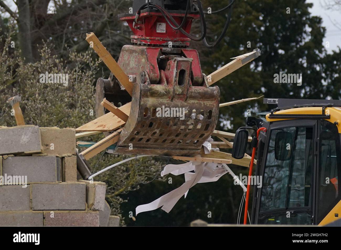 Les travaux se poursuivent pour démolir un bloc de piscines thermales non autorisées chez Hannah Ingram-Moore, la fille du regretté capitaine Sir Tom Moore, à Marston Moretaine, Bedfordshire. Date de la photo : lundi 5 février 2024. Banque D'Images