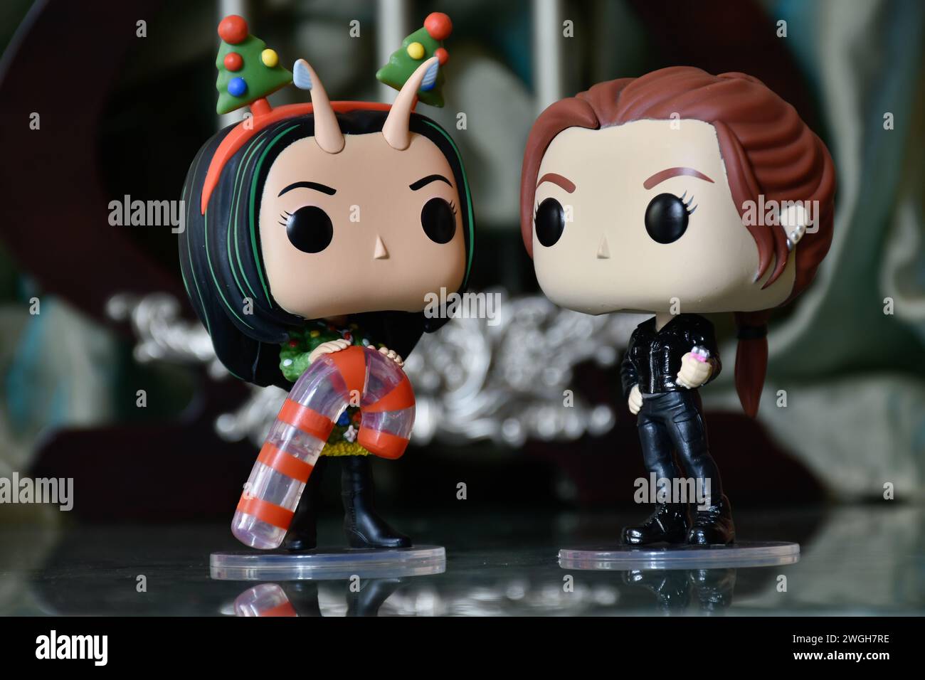 Figurines Funko Pop des super-héros Marvel Mantis et Black Widow Natasha Romanoff. Colonnes, palais sombre, Noël, canne à bonbons, reflet. Banque D'Images