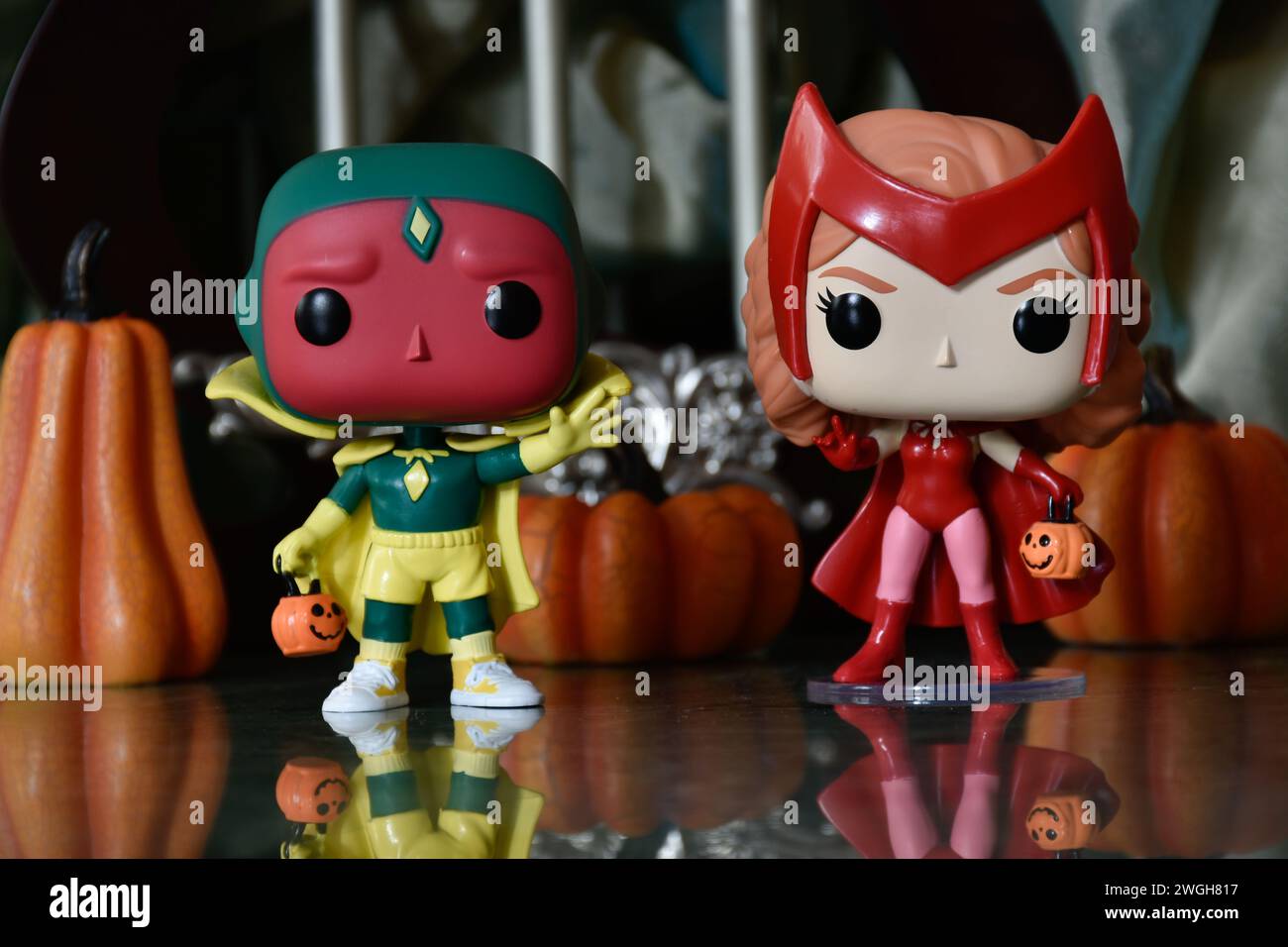 Funko Pop figurines de Marvel Superheroes Avengers Scarlet Witch Wanda et Vision en costumes d'Halloween. Citrouilles, décor, colonnes, reflet. Banque D'Images