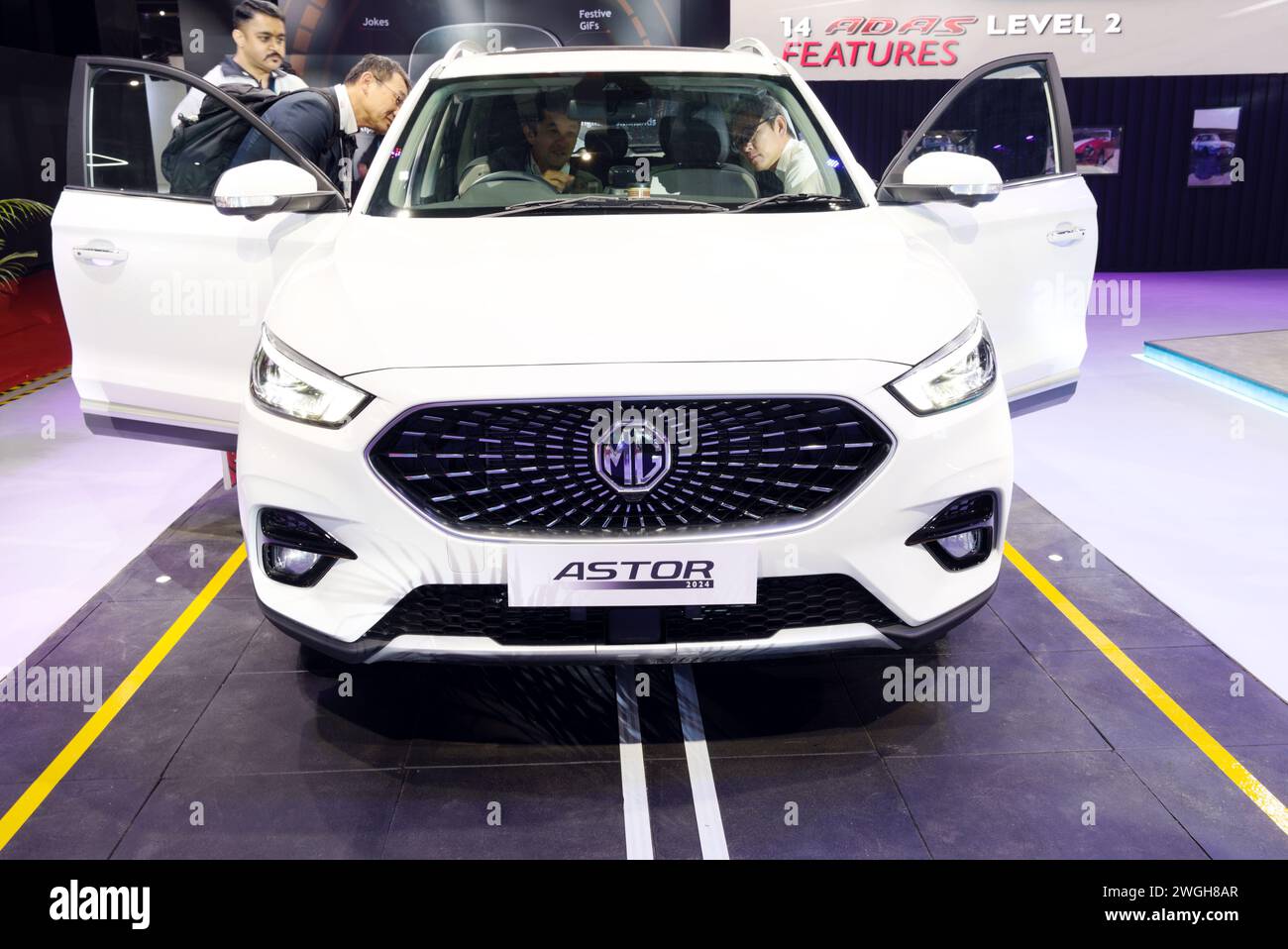 New Delhi - 1er février 2024 : les visiteurs découvrent la nouvelle voiture MG Motor Astor à la Bharat Mobility Global Expo 2024 à New Delhi en Inde. Banque D'Images
