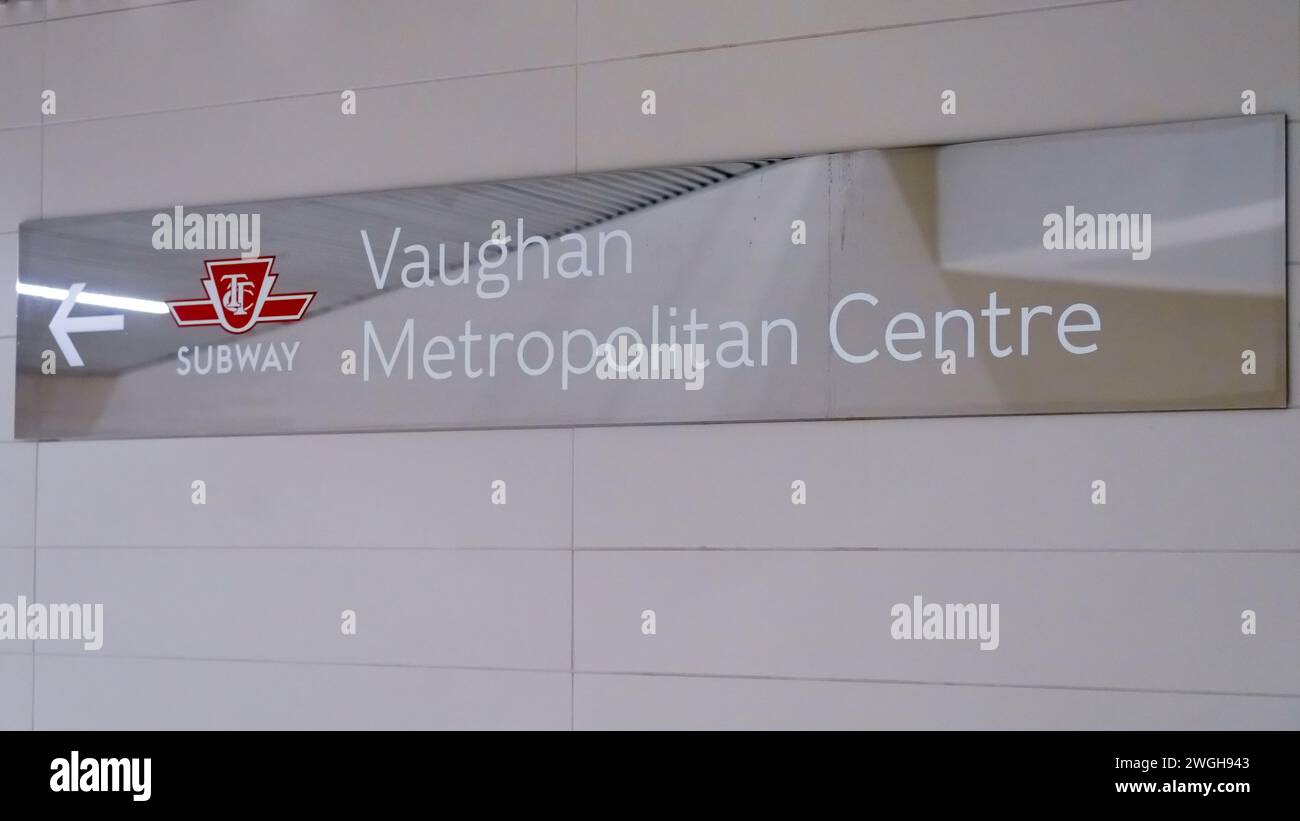 Signe ou logo TTC avec un texte indiquant Vaughan Metropolitan Centre. Mur de tuiles dans un couloir de la station de métro. Banque D'Images