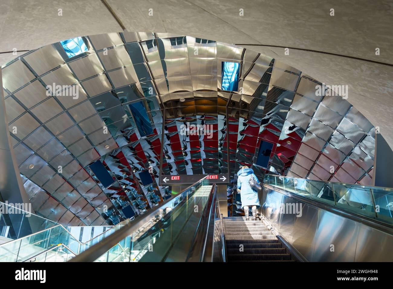 Une personne dans l'escalator à l'intérieur du centre métropolitain de Vaughan. La station de métro fait partie de l'extension de la TTC au nord sur la ligne 1. Architecte moderne Banque D'Images