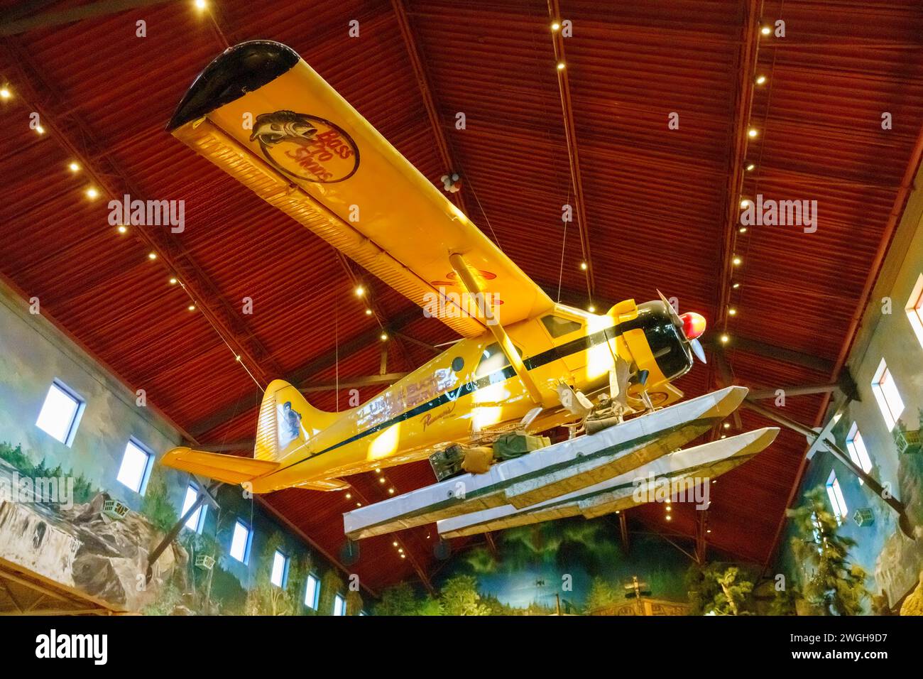 Décoration avion vintage dans le plafond de Bas Pro Shop. Le vieil avion est à l'entrée du magasin de détail Banque D'Images