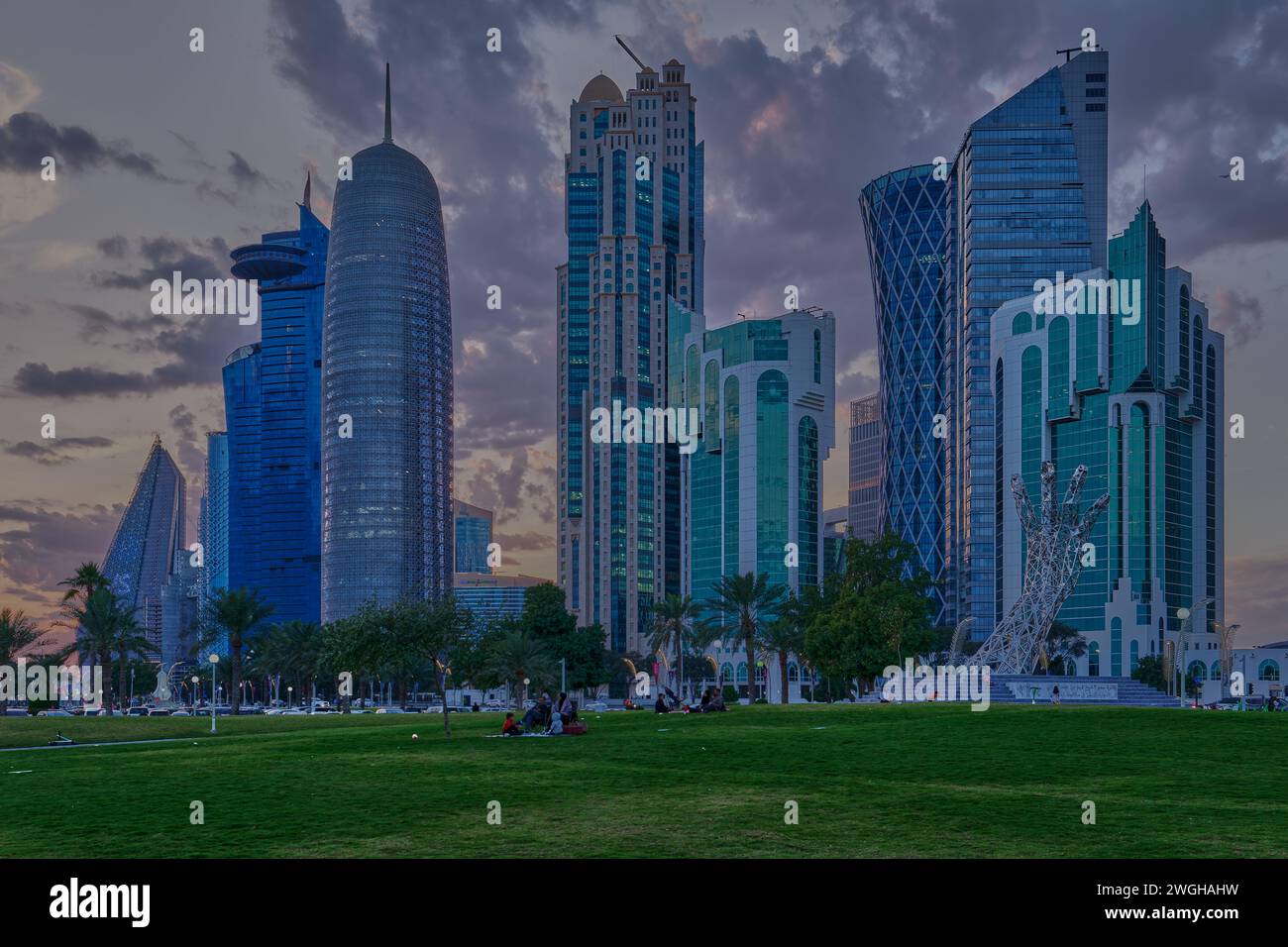 L'horizon de Doha dans la baie ouest l'après-midi photographié depuis le parc de l'hôtel avec le monument du Cheikh Tamim Bin Hamad Al-Thani International anti corruption Excellence Award Banque D'Images