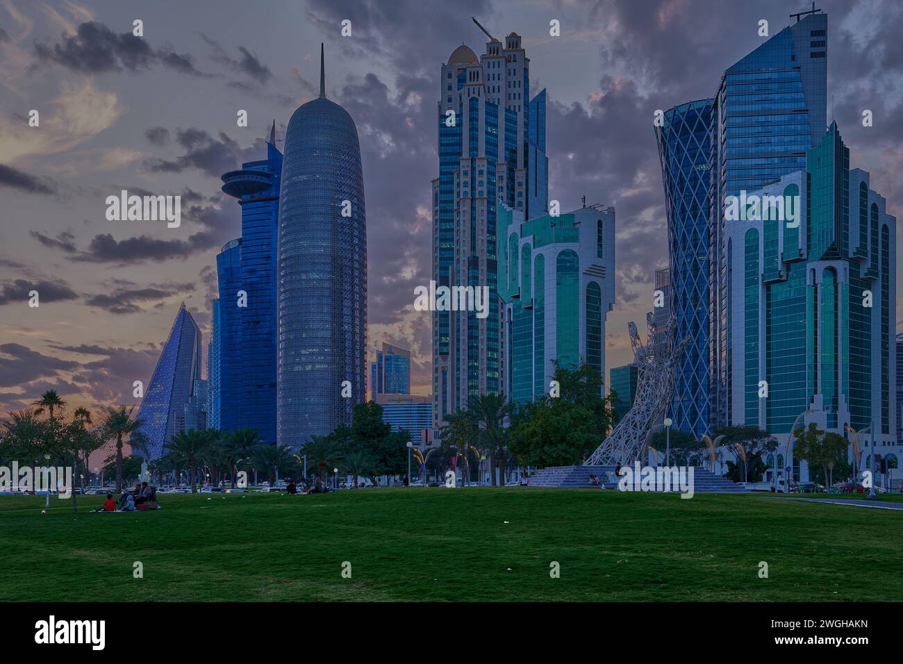L'horizon de Doha dans la baie ouest l'après-midi photographié depuis le parc de l'hôtel avec le monument du Cheikh Tamim Bin Hamad Al-Thani International anti corruption Excellence Award Banque D'Images
