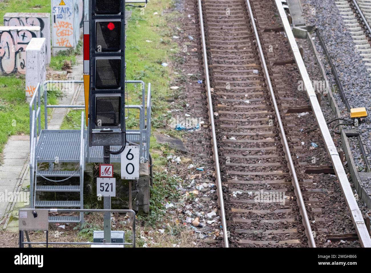 Leere Bahngleise nahe dem S-Bahnhof Schönhauser Allee à Berlin-Prenzlauer Berg. Die Gewerkschaft der Lokführer GDL Hat erneut zu einem sechstägigen Warnstreik ausgerufen. Hinweistafeln weisen darauf Hin, dass auf diesem Bahnhof während des Streiks kein Zugverkehr stattfindet. / Voies ferrées vides près de la station de S-Bahn Schönhauser Allee à Berlin-Prenzlauer Berg. Le syndicat des conducteurs de train GDL a une fois de plus appelé à une grève d'avertissement de six jours. Des panneaux indiquent qu'il n'y aura pas de services ferroviaires à cette gare pendant la grève. Streik der Lokführergewerkschaft GDL- Auswirkungen auf Berliner Nahve Banque D'Images