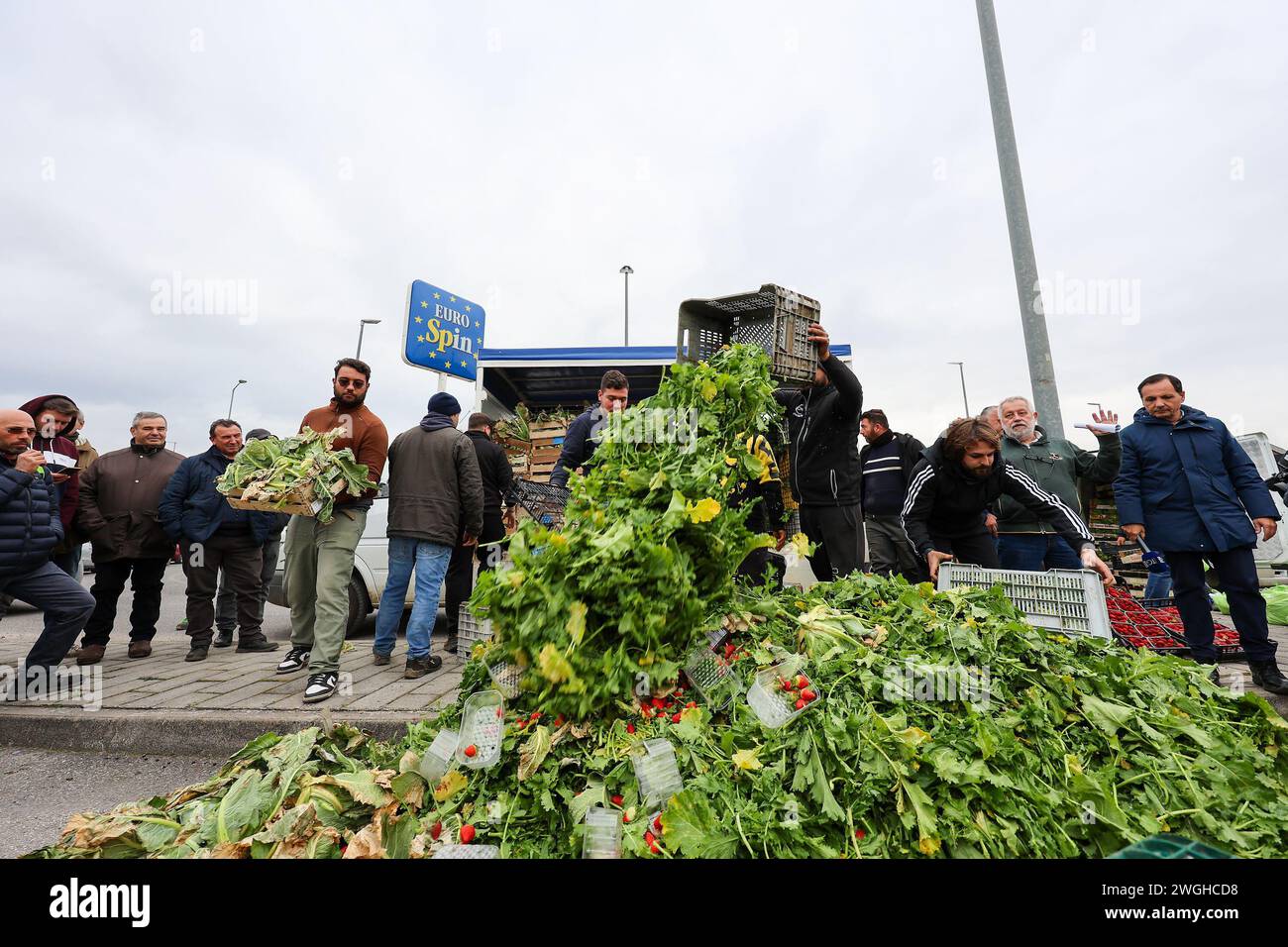 Les agriculteurs jettent leurs produits, fruits et légumes, lors de la manifestation pour protester contre les initiatives du «pacte vert», approuvées par l'UE Banque D'Images