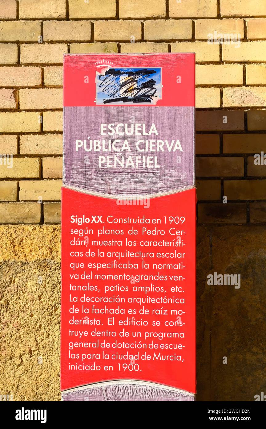 Panneau d'information historique de Escuela Publica Cierva Penafiel à Murcie, Espagne, 2023. Banque D'Images