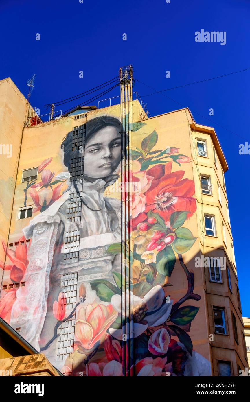 Peinture d'art urbain avec une femme et des fleurs à Murcie, Espagne, 2023. Banque D'Images