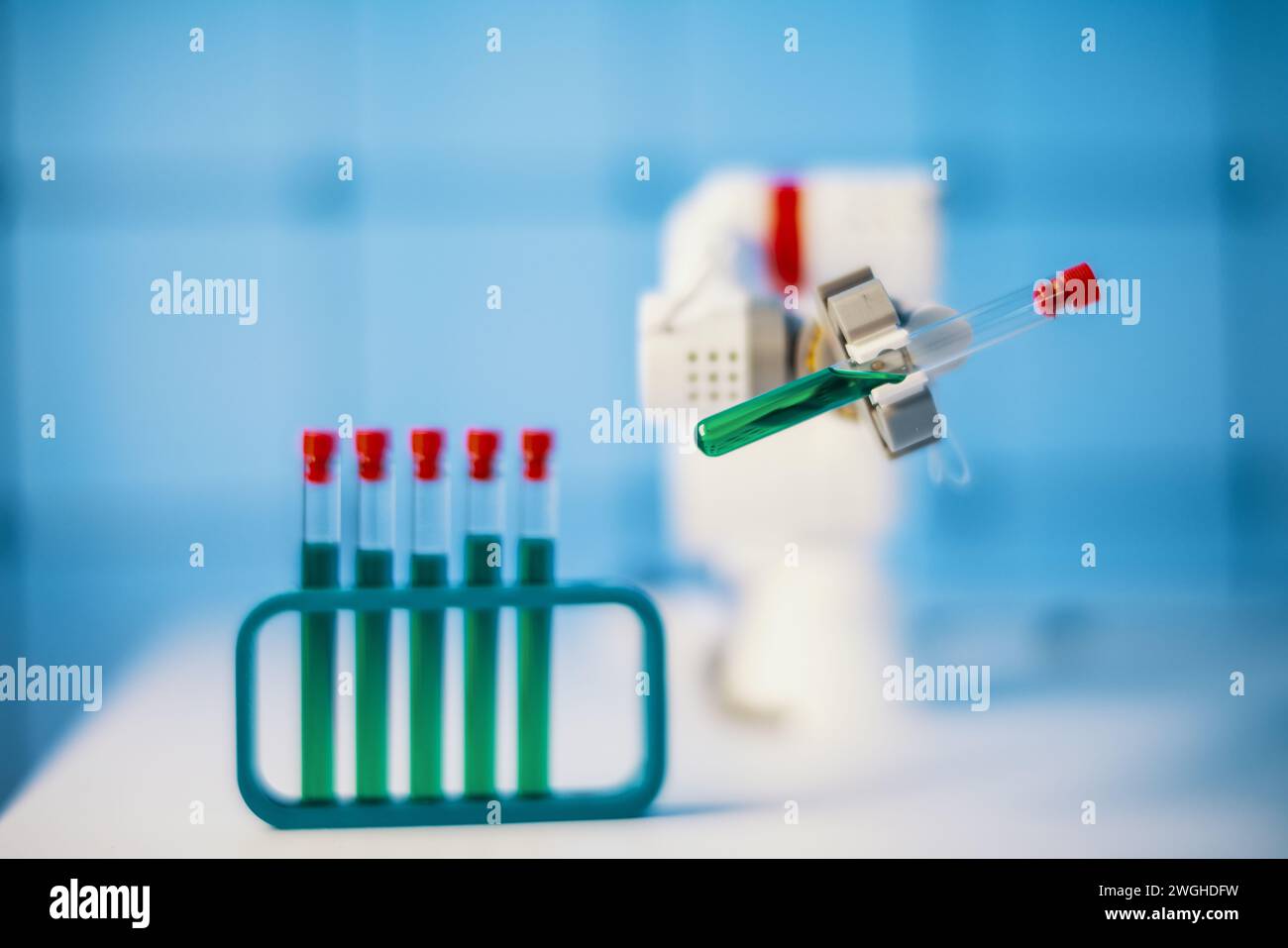 Robot expérimental dans un laboratoire scientifique manipule des tubes à essai avec une substance chimique Banque D'Images