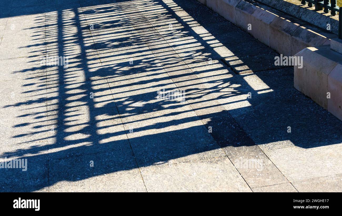 lumière et ombre d'une clôture, ségovie, espagne Banque D'Images