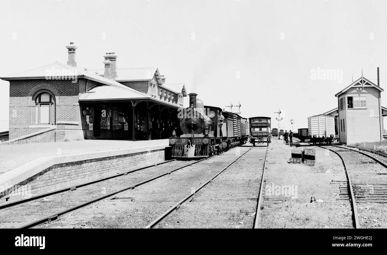 Victorian Railways locomotive de classe d numéro 324 avec train mixte à la gare de Serviceton, Victoria, Australie vers 1910 Banque D'Images