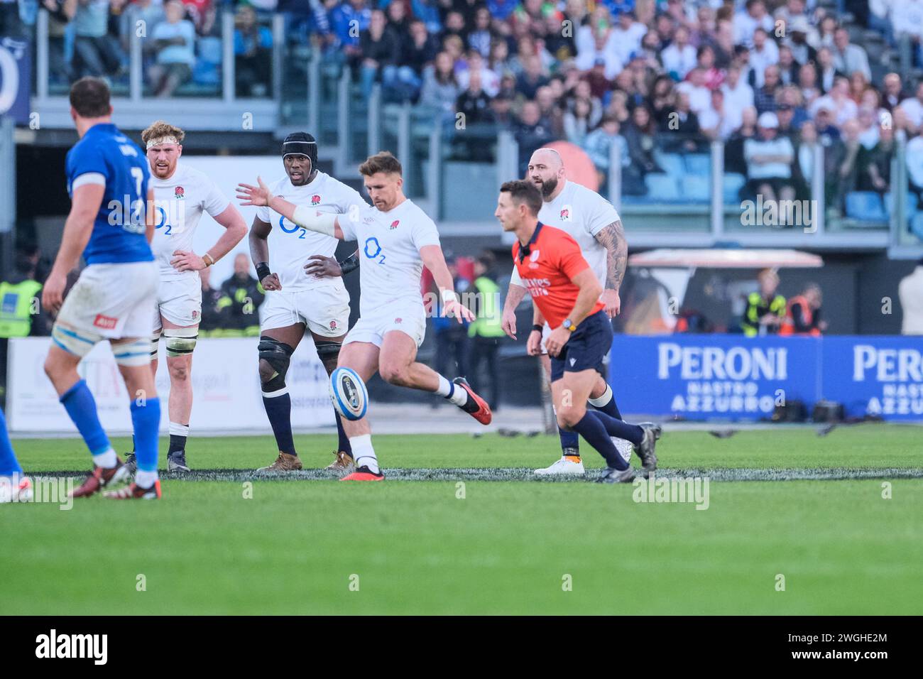 Slade Angle Henry Slade, de l'Angleterre, frappe le ballon lors du Guinness Men's ...