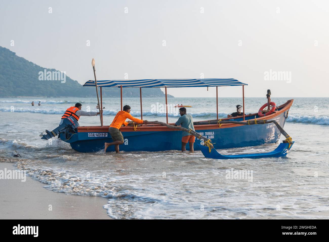 Agonda, Goa, Inde, hommes indiens sortant un bateau, éditorial seulement. Banque D'Images
