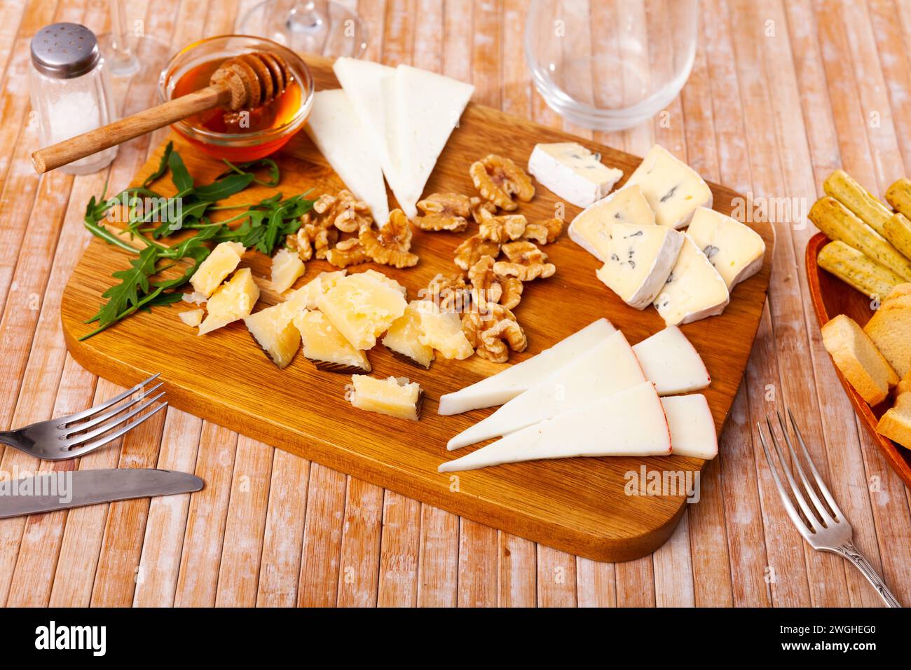 Divers types de fromage sur planche en bois Banque D'Images