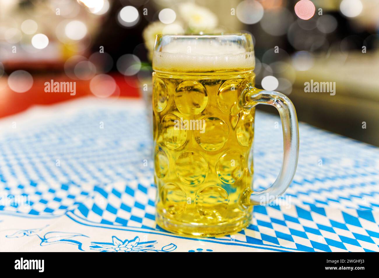 Augsbourg, Bavière, Allemagne - 2 février 2024 : une mesure de bière de blé sur une table à bière avec nappe aux couleurs bavaroises lors d'un festival bavarois *** Eine Maß Weißbier auf einem Biertisch mit tischdecke au Bayern farben BEI einem bayerischen Fest Banque D'Images