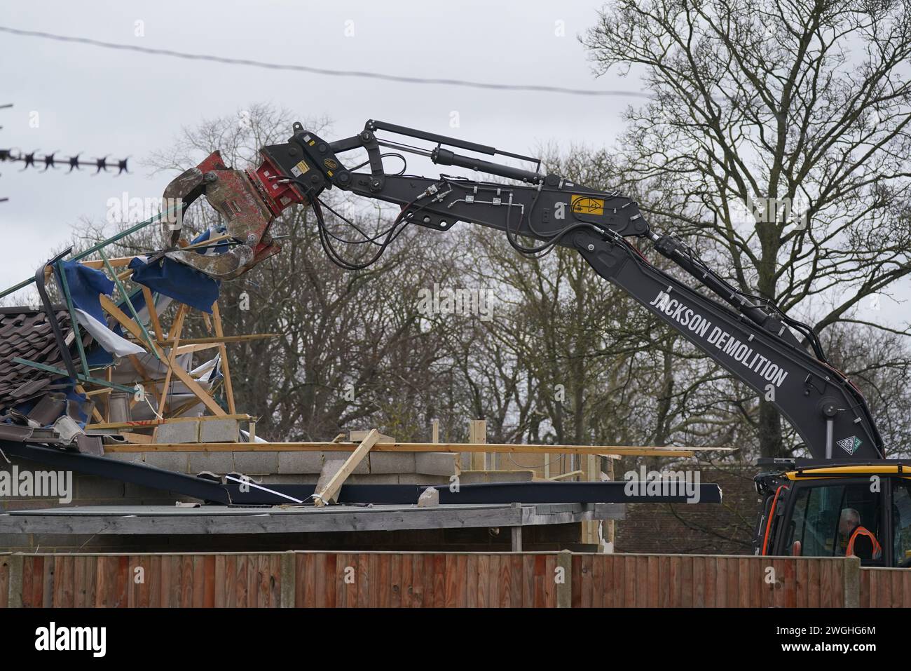 Les travaux se poursuivent pour démolir un bloc de piscines thermales non autorisées chez Hannah Ingram-Moore, la fille du regretté capitaine Sir Tom Moore, à Marston Moretaine, Bedfordshire. Date de la photo : lundi 5 février 2024. Banque D'Images