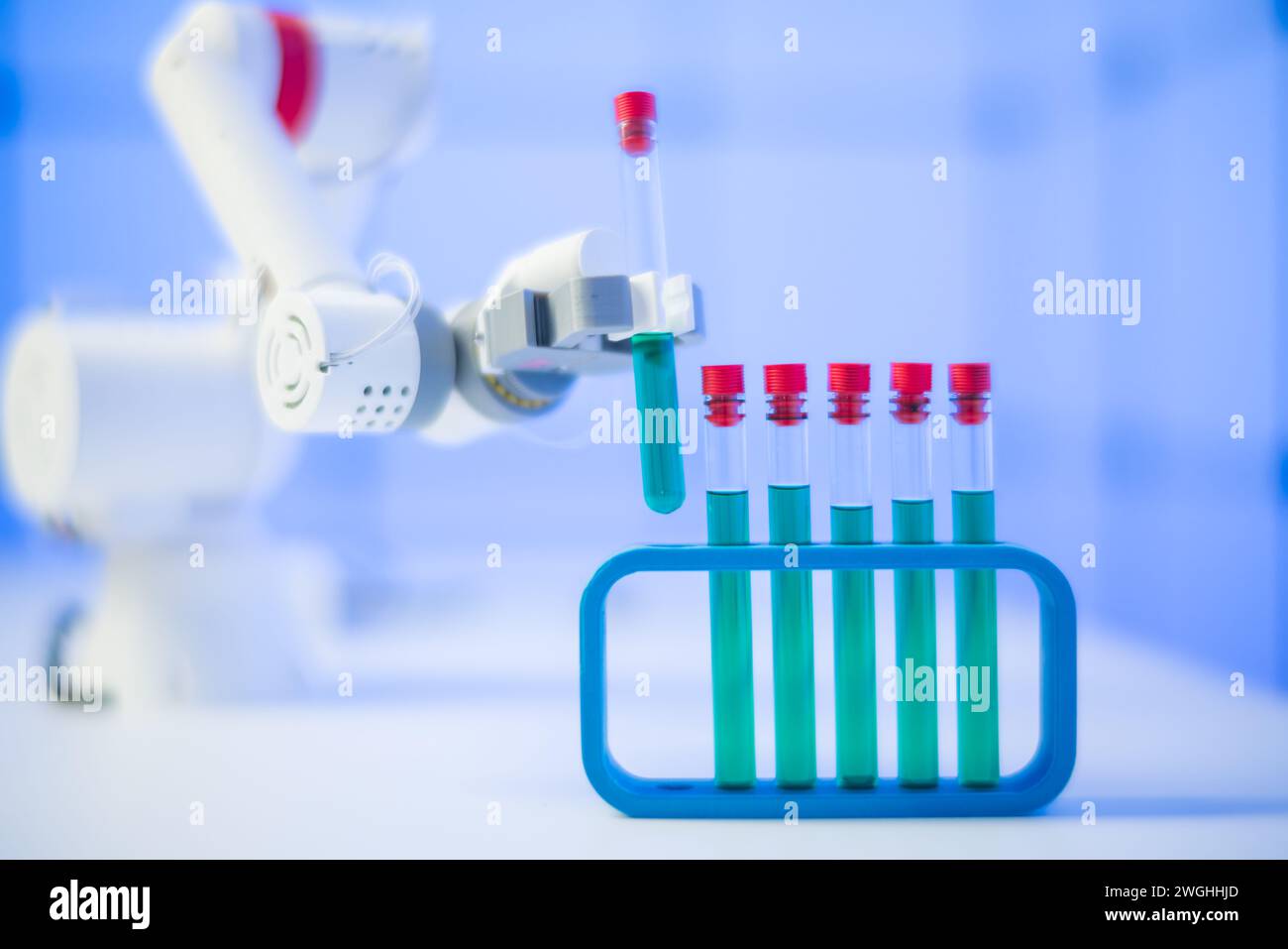 Robot expérimental dans un laboratoire scientifique manipule des tubes à essai avec une substance chimique Banque D'Images