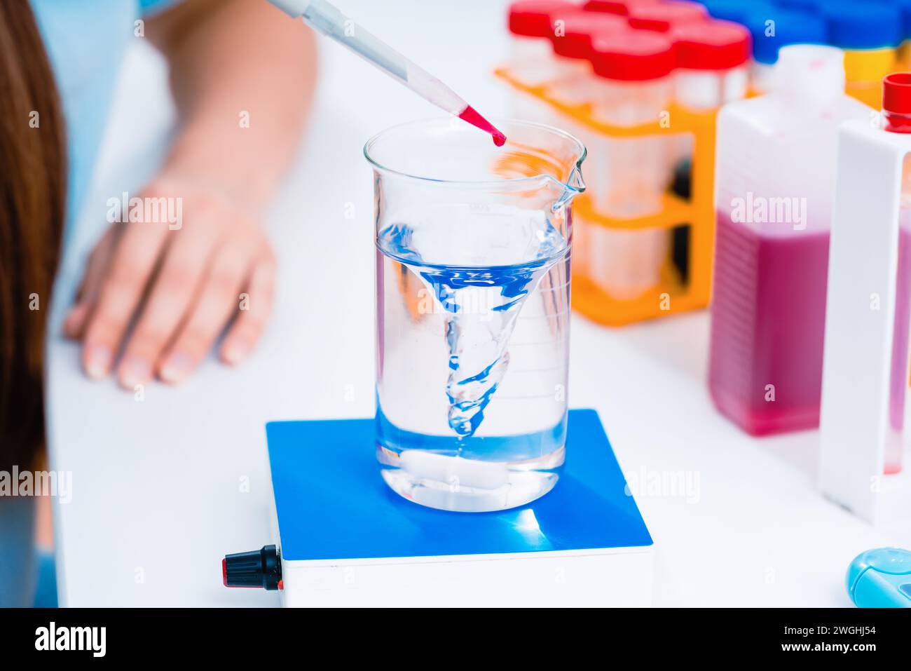 Scientifique femme menant des recherches médicales dans une salle de classe de laboratoire Banque D'Images