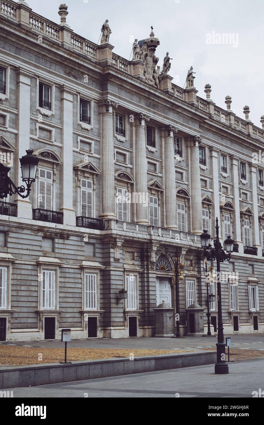 Façade latérale du palais royal de Madrid en Espagne le 21 septembre 2021 Banque D'Images