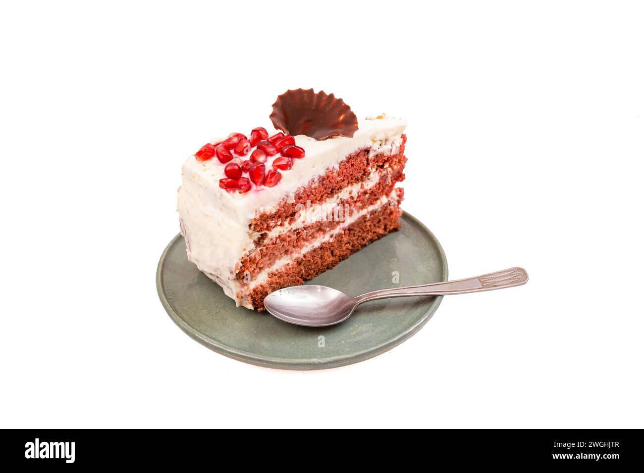 Tranche de gâteau en velours rouge sur une plaque en céramique, isolée sur blanc Banque D'Images