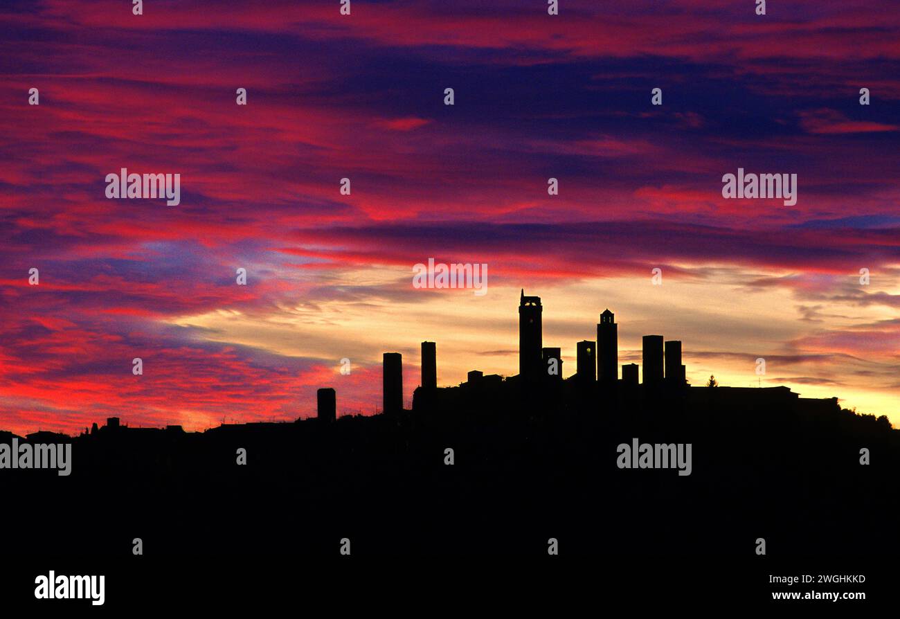 Tours de San Gimignano au coucher du soleil, Toscane, Italie Banque D'Images