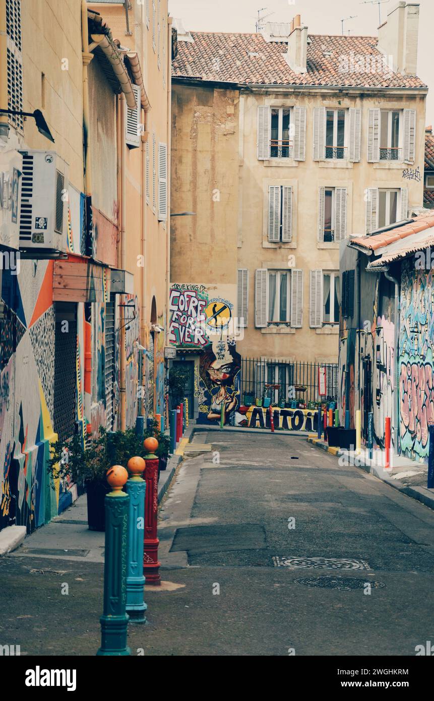 Rue pleine de graffitis dans le centre de Marseille en France, le 19 avril 2019 Banque D'Images