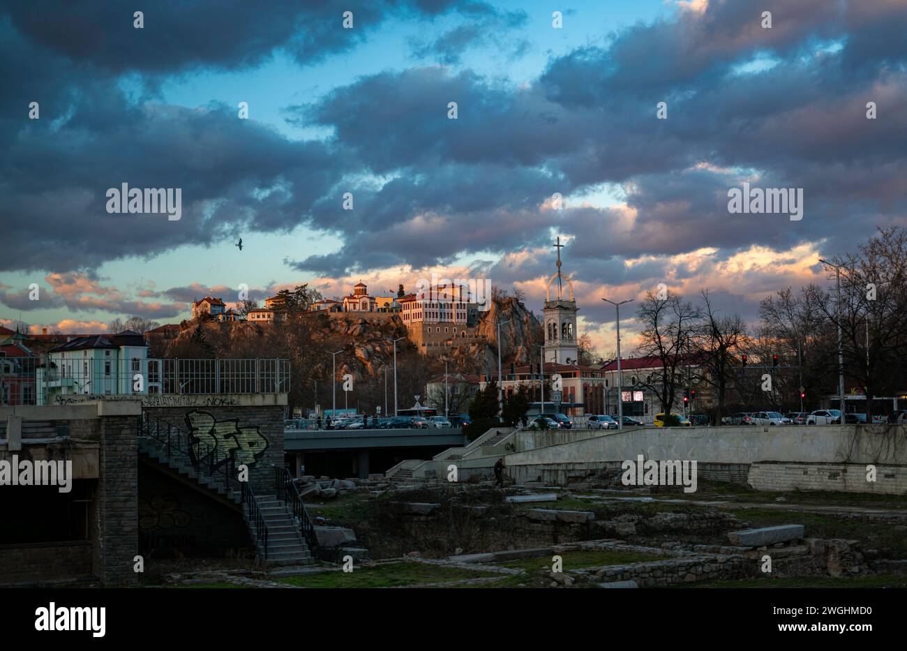 Vieille ville rue animée pendant le coucher du soleil avec des nuages colorés étonnants en arrière-plan. Banque D'Images