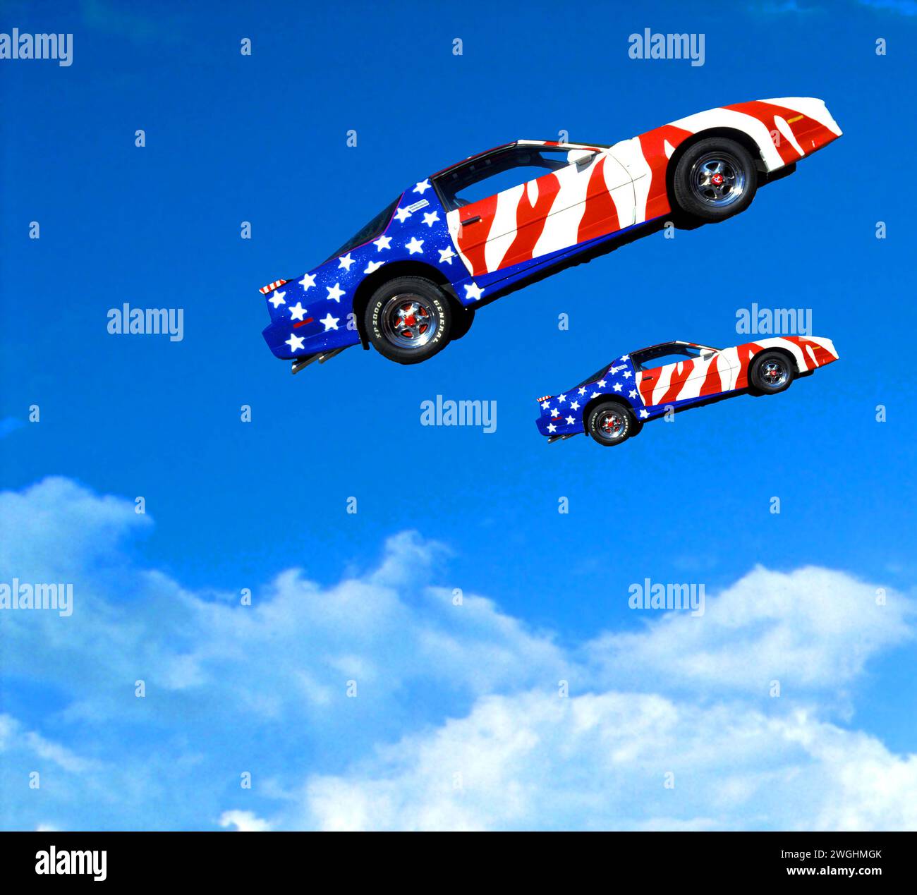 Les voitures musculaires, peut-être Ford Mustang, peintes avec des étoiles et des rayures volent dans les airs Banque D'Images