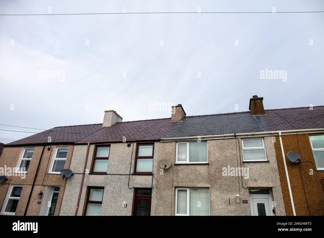 Pays de Galles, Royaume-Uni - 01 janvier 2024 : Groupe de maisons avec vue sur la façade avec fenêtres et toit Banque D'Images