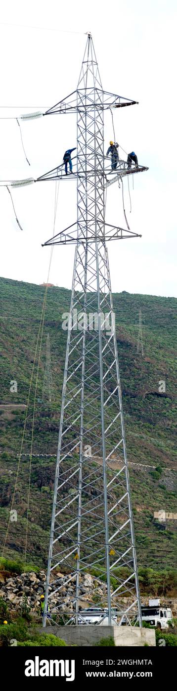 Ouvriers sur un pylône à haute tension, Tenerife, Espagne Banque D'Images