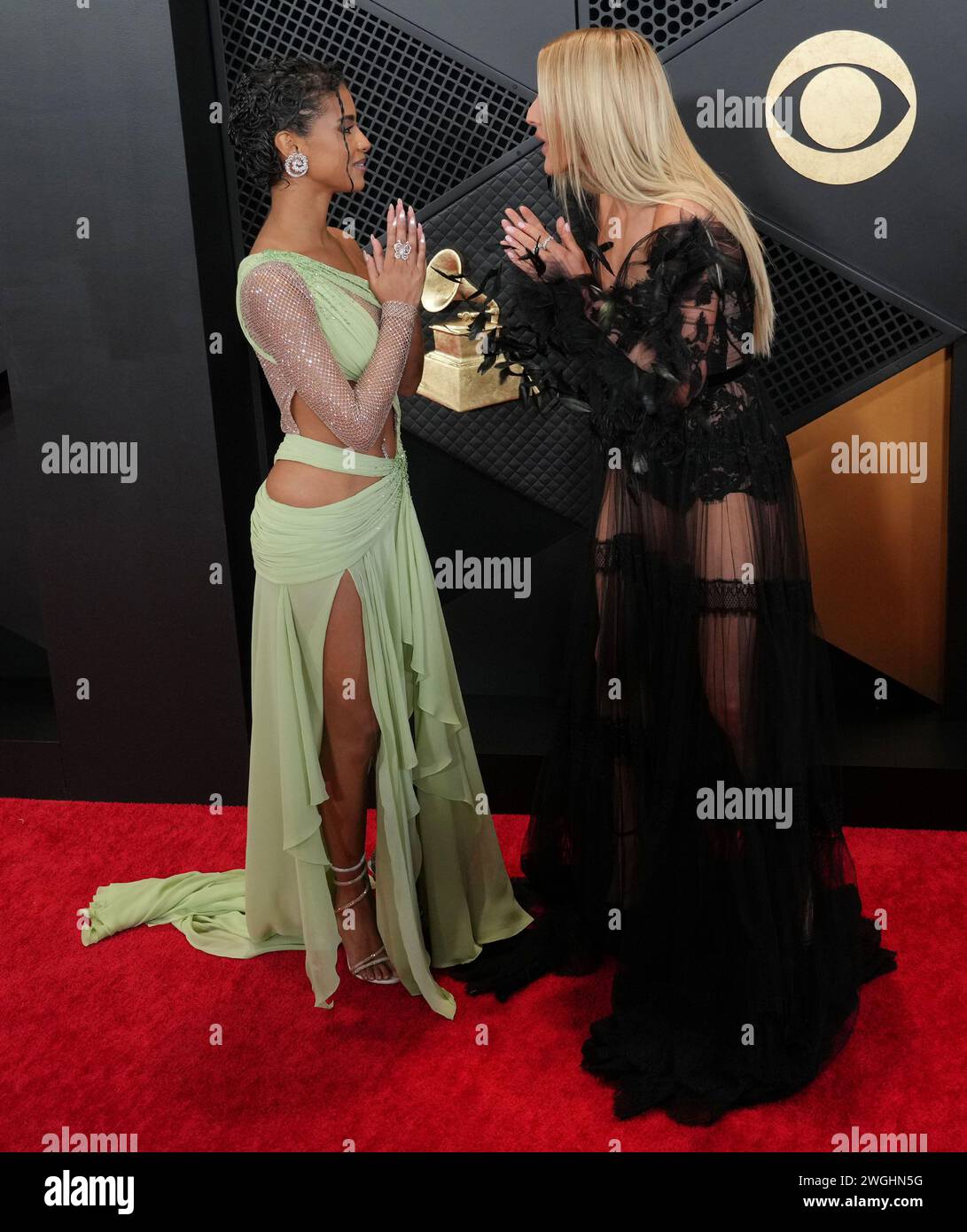 Los Angeles, États-Unis. 04th Feb, 2024. (G-d) Vashtie Kola et Ellie Goulding arrivent à la 66e cérémonie annuelle des Grammy Awards qui a eu lieu à la Crypto.com Arena à Los Angeles, CA le dimanche, ?février 4, 2024. (Photo de Sthanlee B. Mirador/Sipa USA) crédit : Sipa USA/Alamy Live News Banque D'Images