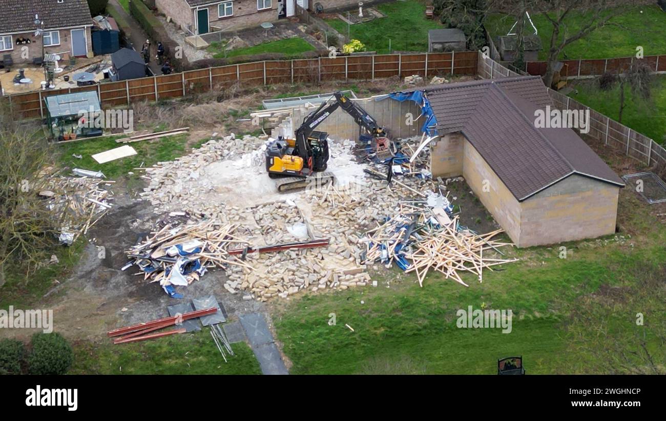 Les travaux se poursuivent pour démolir un bloc de piscines thermales non autorisées chez Hannah Ingram-Moore, la fille du regretté capitaine Sir Tom Moore, à Marston Moretaine, Bedfordshire. Date de la photo : lundi 5 février 2024. Banque D'Images