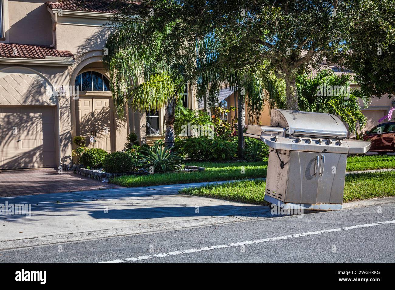 Barbecue rouillé sur la rue pour le jour de ramassage des déchets en vrac, Miramar, Floride, États-Unis Banque D'Images