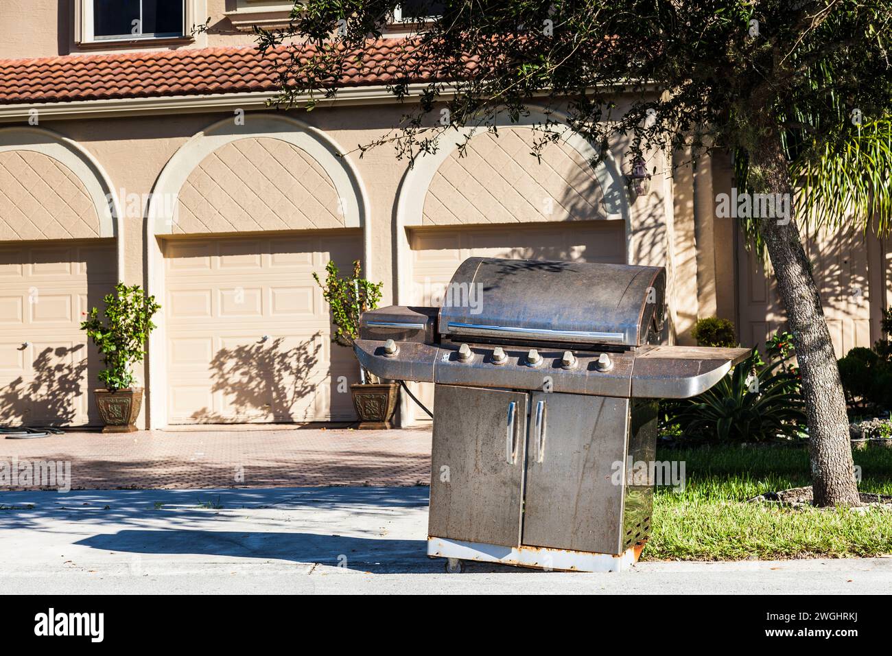 Barbecue rouillé sur la rue pour le jour de ramassage des déchets en vrac, Miramar, Floride, États-Unis Banque D'Images