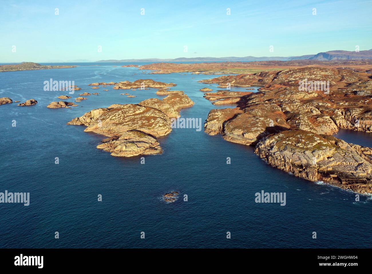 Vue aérienne du Bull Hole sur l'île de Mull, un chenal abrité, où le ferry Iona à Fionnphort CalMac accoste la nuit. Banque D'Images